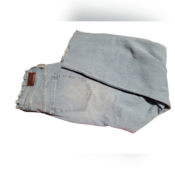 Hollister Curvy High-rise Mom Jean with Ruffle/Paperbag Waist. 31/27 - Picture 2 of 8